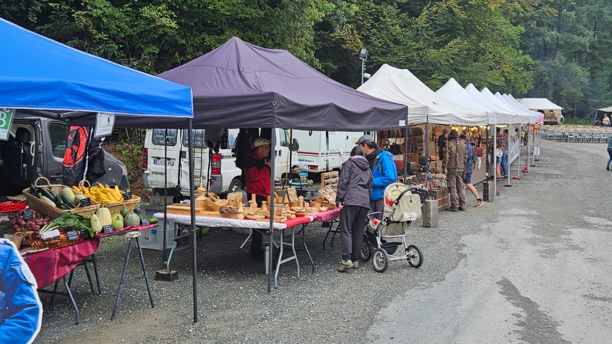 Prefet23's tweet photo. Anne FRACKOWIAK-JACOBS #Préfète23 a visité Forêt Follies ce dimanche 8 septembre, dans la forêt de Chabrières à Guéret, festival qui met en valeur l’artisanat et les métiers autour du bois.
La MESR de la #pref23 y a tenu un stand de sensibilisation autour de la #SécuritéRoutière. https://t.co/LyvG3OgFze