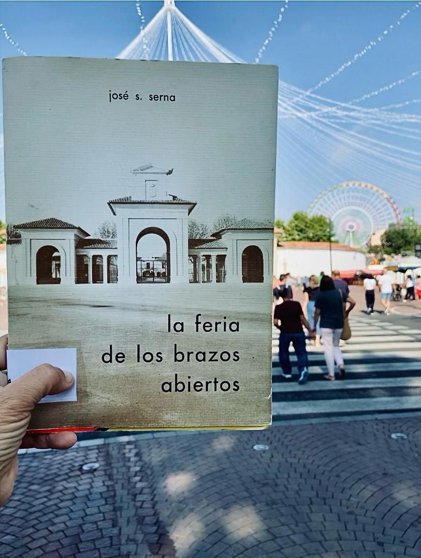 bpe_albacete's tweet photo. 🎡📚 ¡Sexto día de la Feria de Albacete y lo celebramos con un #BookfaceFriday muy especial! "La feria de los brazos abiertos" de José S. Serna, una obra que refleja la historia y esencia de nuestra Feria. 🎡🎢🎠
#FeriadeAlbacete #OrgullodeAlbacete #bibliotecaenferia https://t.co/RmbEwDccrC