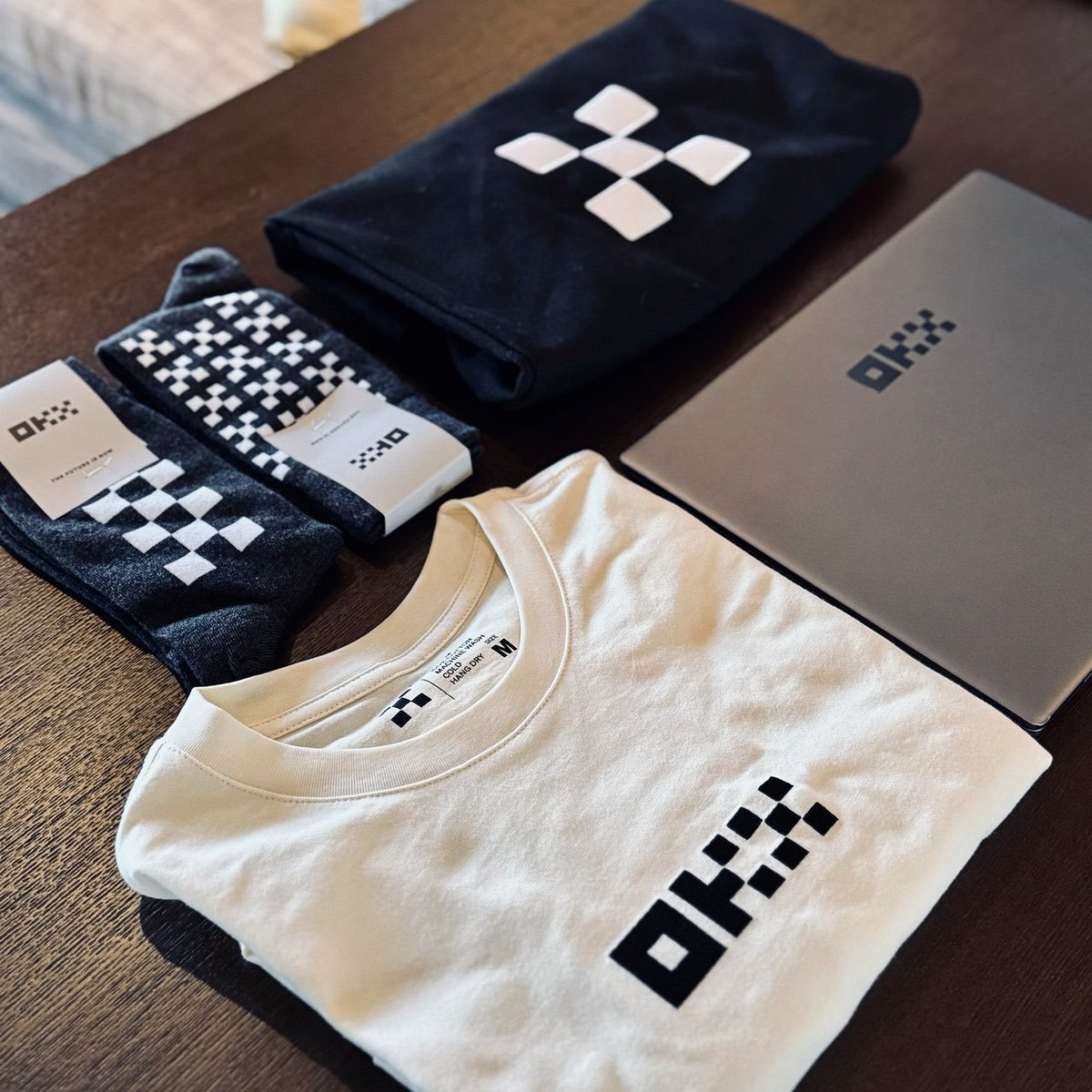 中秋节即将来临🌕提前祝大家中秋快乐，阖家团圆~🎉
人美心善的米粒儿小姐姐 <a href="/mia_okx/">Mia米粒儿🩵</a> 赞助了一套OKX周边礼盒送给大家

🎁抽一份OKX周边礼盒

1⃣关注 <a href="/mia_okx/">Mia米粒儿🩵</a> <a href="/guilang8/">若梦</a> 
2⃣点赞❤️转发随意评论即可

24h开⏰
#OKX #抽奖