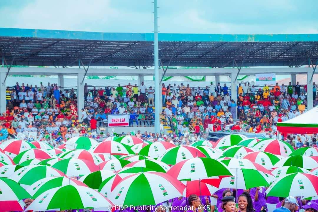 #AkwaIbomTwitter 
Akwa Ibom PDP too get Steeze.
Peee, Deeee and Peeee..... The difference is clear kpong. 
Scenes when the Party clears Essien Udim, bants go too sweet 🤣