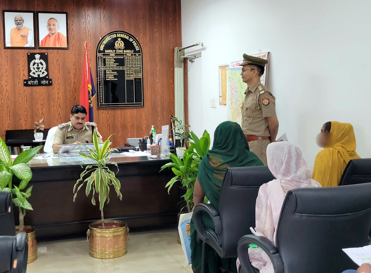 adgzonebareilly's tweet image. 13.09.24
ADG जोन, बरेली द्वारा जोन कार्यालय में फरियादियों की शिकायतों को सुना गया तथा उनकी समस्याओं के उचित एवं समयबद्ध निस्तारण हेतु सम्बन्धित को आवश्यक दिशा-निर्देश दिये गये। #uppolice