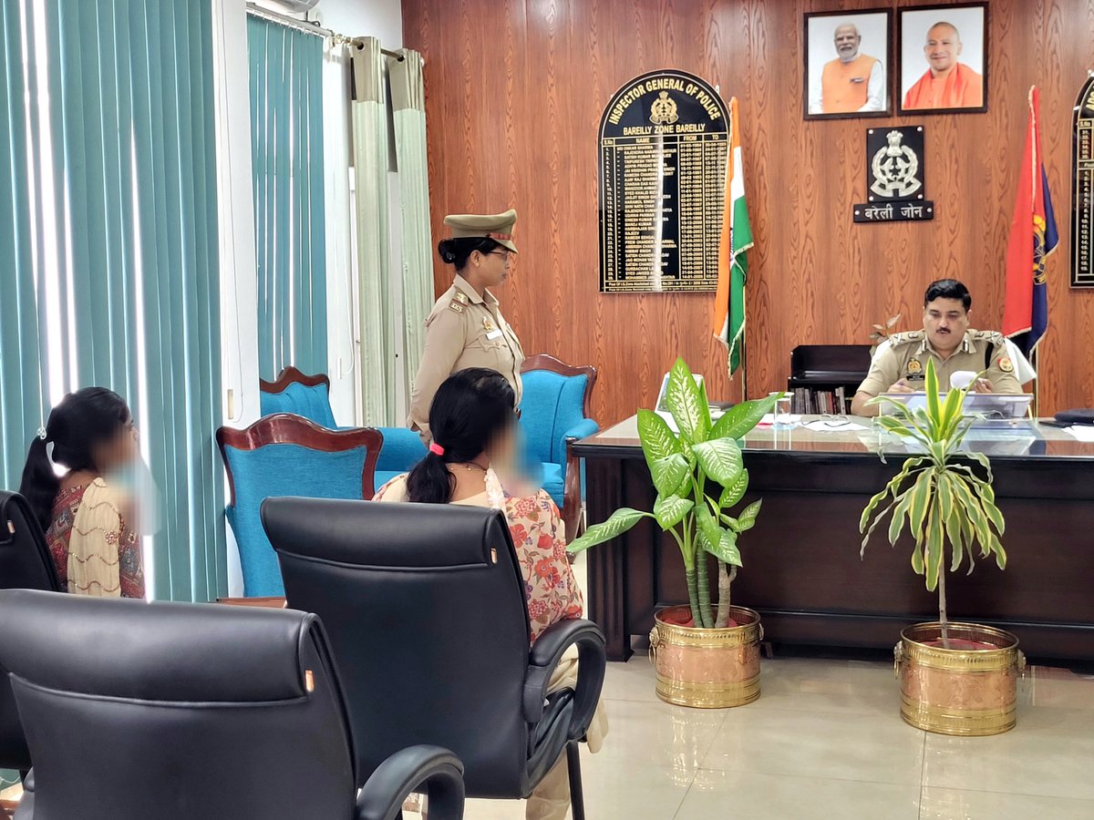 adgzonebareilly's tweet image. 13.09.24
ADG जोन, बरेली द्वारा जोन कार्यालय में फरियादियों की शिकायतों को सुना गया तथा उनकी समस्याओं के उचित एवं समयबद्ध निस्तारण हेतु सम्बन्धित को आवश्यक दिशा-निर्देश दिये गये। #uppolice