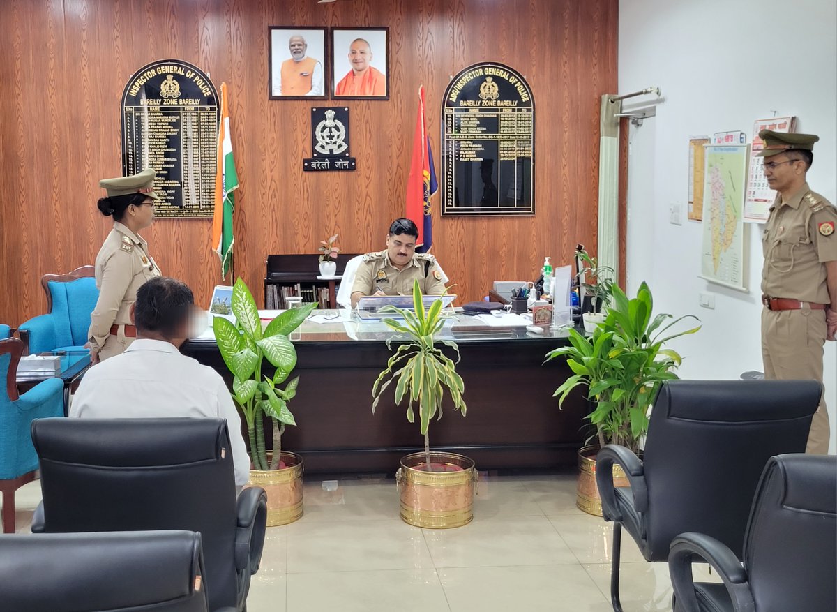 adgzonebareilly's tweet image. 13.09.24
ADG जोन, बरेली द्वारा जोन कार्यालय में फरियादियों की शिकायतों को सुना गया तथा उनकी समस्याओं के उचित एवं समयबद्ध निस्तारण हेतु सम्बन्धित को आवश्यक दिशा-निर्देश दिये गये। #uppolice