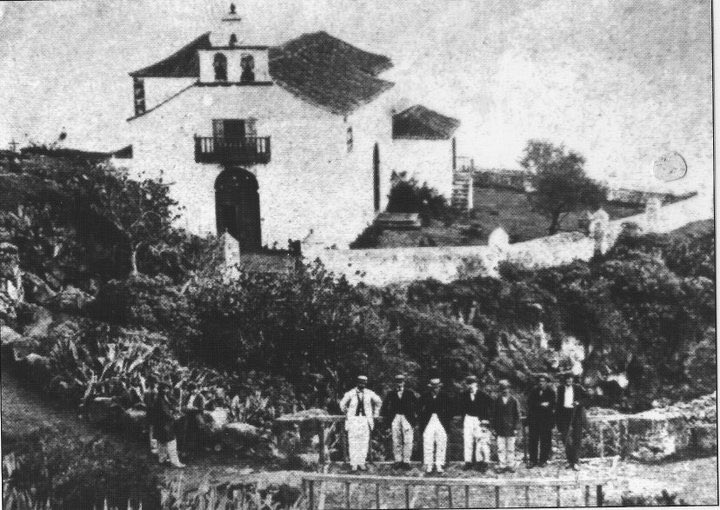 🕰️ El paso del tiempo. Si a esta frase le añadimos dos tildes queda: “Él pasó del tiempo”. Aún así, pasando del tiempo, el tiempo siguió su camino. Lo que viene a demostrar que nada ni nadie es atemporal. Bueno, la belleza sí, ¿verdad? ⛪️ 

📸 Iglesia de San José

#BreñaBaja