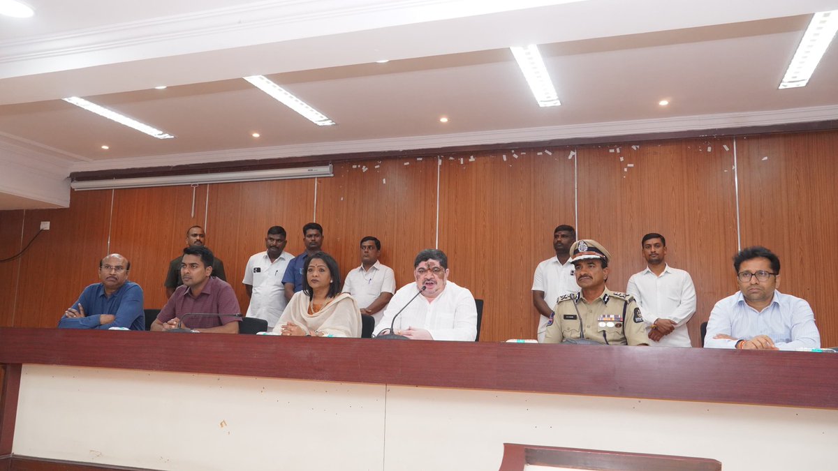 pasham_deepika's tweet image. In #Telangana 
Minister @Ponnam_INC Prabhakar instructs that no political rallies permitted during  Vinayaka Chavithi as it may disrupt the harmony between Hindu &amp;amp; Muslim festivals, which fall consecutively, every body should co-operate to avoid #communalviolence