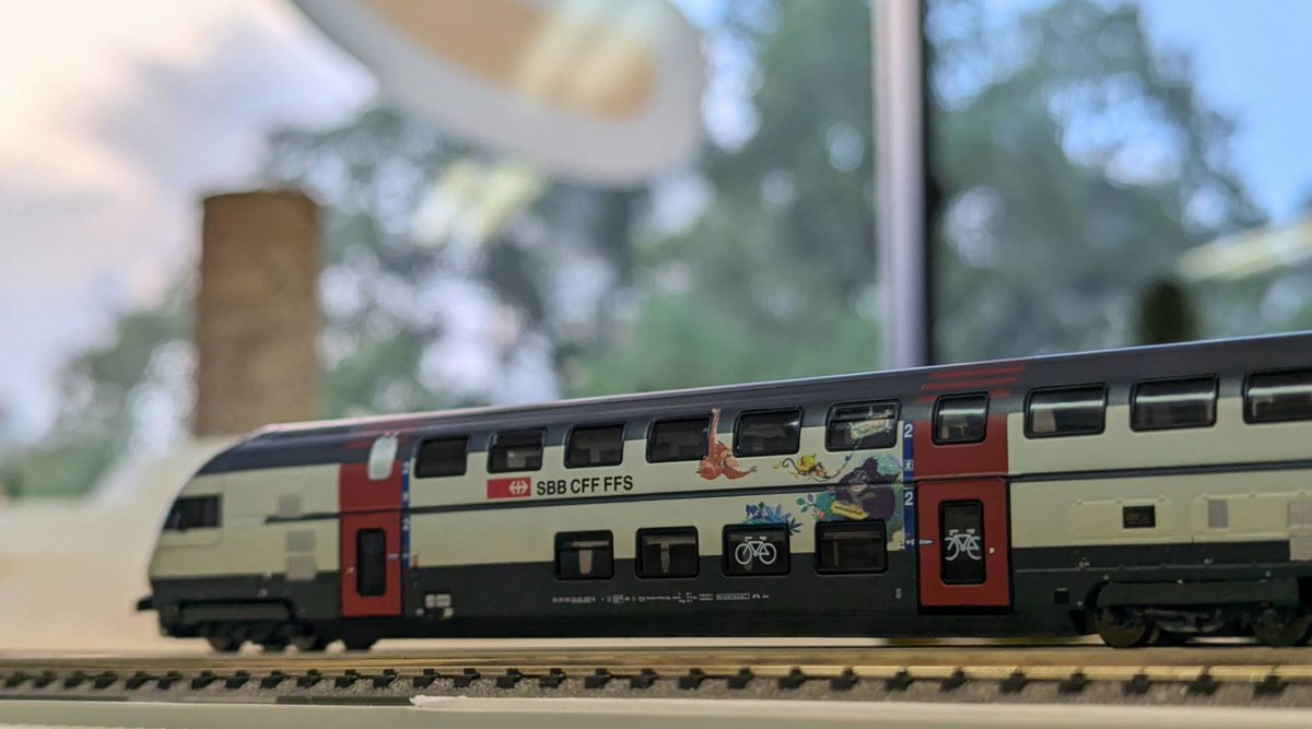 elmertrain1's tweet photo. お待たせいたしました。
ホビートレインのIC2000制御車が
間もなく入荷します。
#Hobbytrain #Nゲージ
二階建て客車 IC2000 2等制御車 SBB EpⅤ EpVI
https://t.co/EkbNYxaEUn
#SBB
#IC2000
#ElmerTrain
#エルマートレイン https://t.co/NwyG5EbvG8