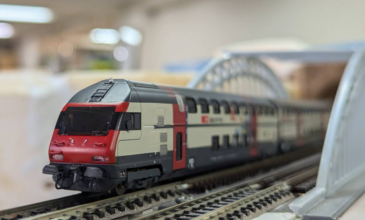 elmertrain1's tweet photo. お待たせいたしました。
ホビートレインのIC2000制御車が
間もなく入荷します。
#Hobbytrain #Nゲージ
二階建て客車 IC2000 2等制御車 SBB EpⅤ EpVI
https://t.co/EkbNYxaEUn
#SBB
#IC2000
#ElmerTrain
#エルマートレイン https://t.co/NwyG5EbvG8