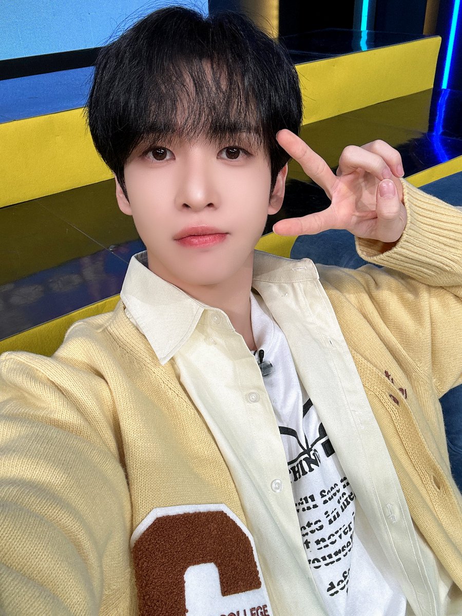 CRAVITYstarship's tweet photo. [📸] 240917
arirang TV #AfterSchoolClub
⠀
행복 가득💛 사랑 가득🩵
셀카에 가득 담긴 런태즈 미모만큼 풍성한 한가위 보내세요🌕
⠀
#CRAVITY #크래비티
#앨런 #태영 https://t.co/Jf8u0UbJvP