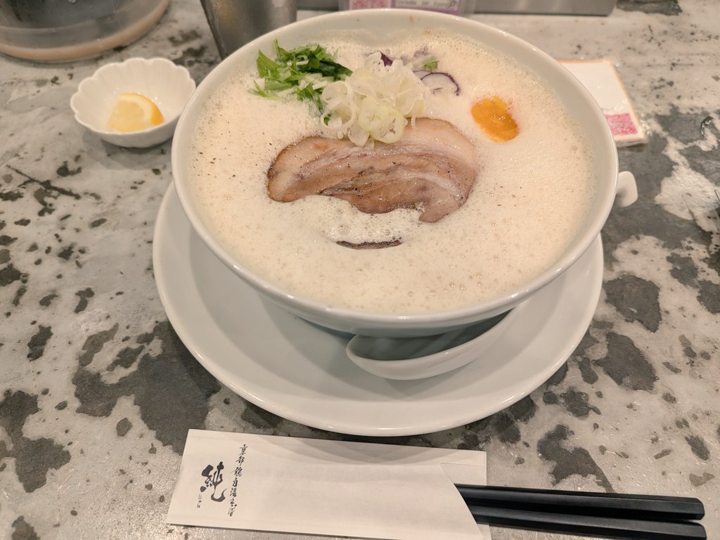 京都 鶏白湯そば純（本店）竹屋町東洞院
鶏白湯そば950円
鶏豚スープに魚粉を加えた京都ではあまり見ないエスプーマ系ラーメン 
麺は中太つるつる系
おしゃれでわりとこってり
付属のレモンをいれるとさっぱり
追加の梅かつおのダイブ飯よかった