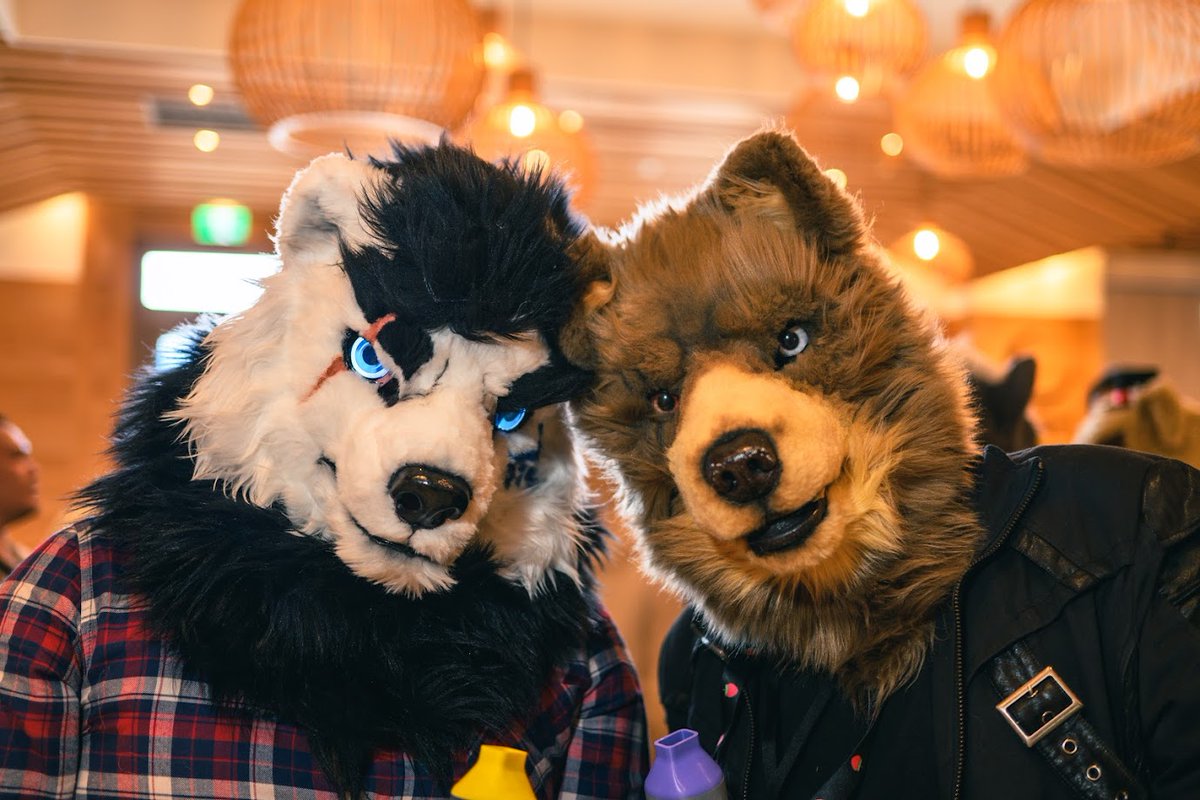 🐻‍❄️ &amp; 🐻
Bears' Selfie 
🐻 : <a href="/StreakingBear/">裸奔熊</a>
✂️ : <a href="/qijing260570760/">qijin（霉虎工作室）</a>
📷 : <a href="/racoonwolf/">Rac'n 🐾 BeastAges</a>
#FursuitFriday 
#BearTheBest