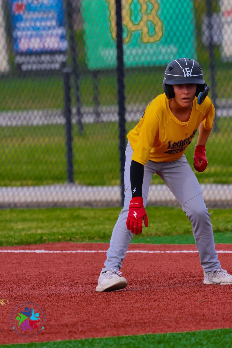 YeaH4Rachel's tweet photo. Celebrated Cooper’s 8th grade night tonight! So proud of him and his team 💛🖤⚾️ Special group of young men! Your dad @dyasbball4 and I are so proud of you! https://t.co/mpYF29vEYe