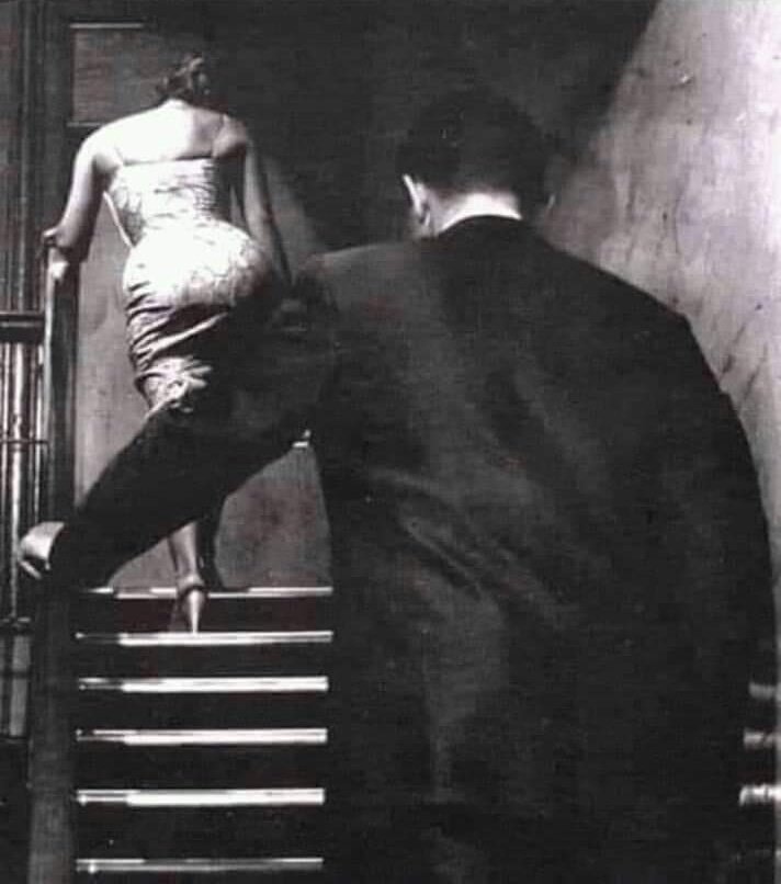 السبب الحقيقي لاختراع الرجال لعبارة Ladies First او النساء اولا  🤣