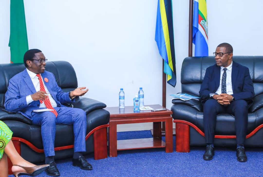 Waziri wa Uvuvi wa  Zambia Mhe. Eng. Peter Kapala (kushoto) akifafanua jambo wakati wa mazungumzo baina yake na Waziri wa Mifugo na Uvuvi Mhe. Abdallah Ulega yaliyolenga usimamizi wa rasilimali za Uvuvi ndani ya Ziwa Tanganyika Septemba 12, 2024 jijini Dar-Es-Salaam.