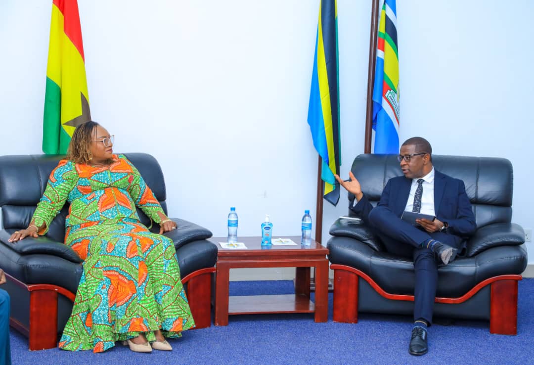 Waziri wa Mifugo na Uvuvi Mhe. Abdallah Ulega (kulia) akifafanua jambo wakati wa mazungumzo baina yake na Waziri wa Uvuvi na Maendeleo ya Ukuzaji Viumbe Maji wa Ghana Mhe. Mavis Koomson yaliyolenga ushirikiano kwa upande wa teknolojia za Uvuvi na Ukuzaji Viumbe Septemba 12, 2024.