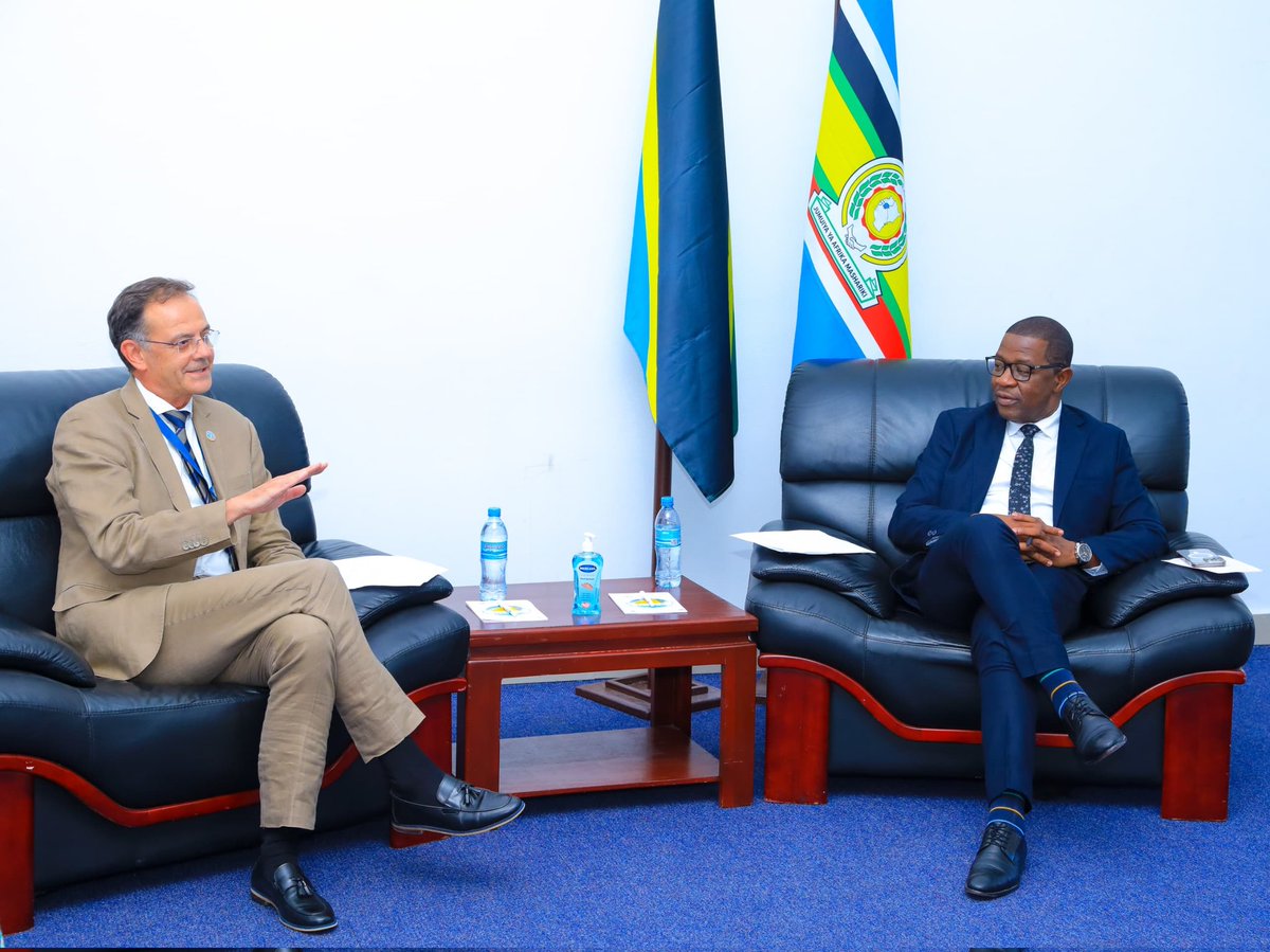 Waziri wa Mifugo na Uvuvi Mhe. Abdallah Ulega (kulia) akifafanua jambo wakati wa mazungumzo baina yake na Mkurugenzi Mkuu msaidizi na Mkurugenzi wa Uvuvi na Ukuzaji Viumbe Maji kutoka FAO Bw. Manuel Barange Septemba 12, 2024 jijini Dar-Es-Salaam.