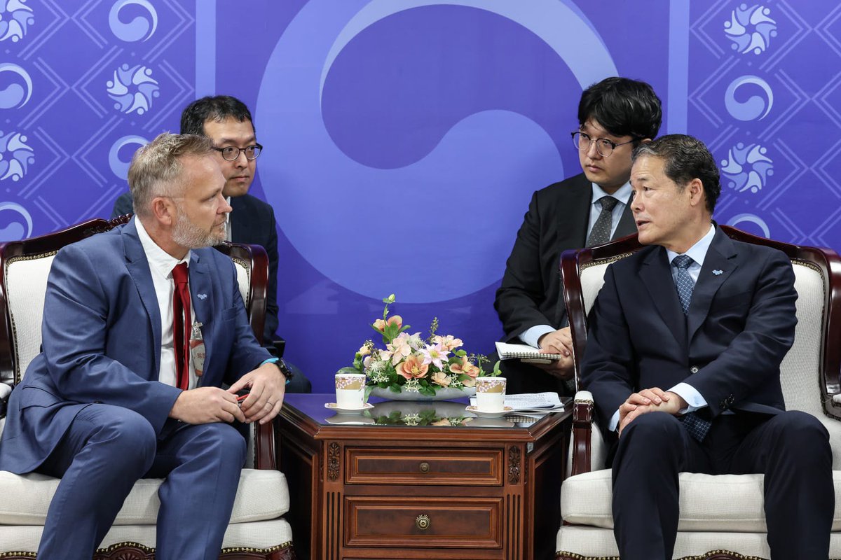 Excellent discussions this morning with Minister Kim from <a href="/uni_kr/">통일부</a> . Grateful for his support of <a href="/CSWadvocacy/">CSW Advocacy</a> report on human rights and forb in #dprk as well as for their engagement with and leadership on human rights issues in North Korea.