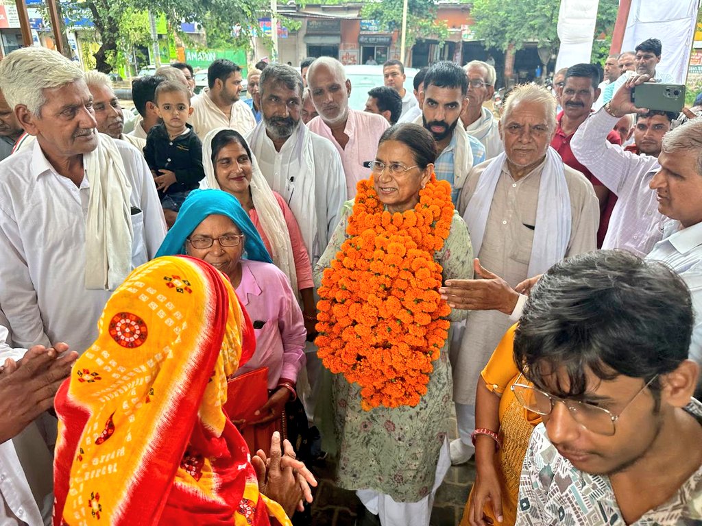 gauryadav31's tweet image. अटेली में हमारी माताजी संतोष यादव ने निर्दलीय नामांकन भरकर चुनावी शंखनाद कर दिया है
अटेली में न तो कोई पैराशूट उम्मीदवार जीतेगा, न हरियाणा को लूटने वाले जीतेंगे
Ateli में @yadavsantosh23 जीतेंगी, जिन्होंने क्षेत्र में विकास की गंगा बहाई है
#HaryanaElections #VoteForLocal