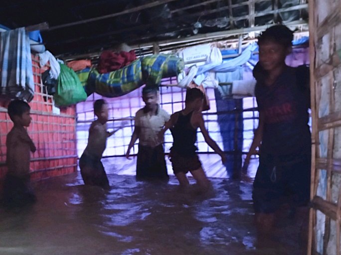 RoMashekh01's tweet photo. The Rohingya are in an unimaginable severe problem of safety in the Cox's Bazar, Bangladesh. #Landslides #CampsCondition #NeedSafety

@Ro_Romaida1MR https://t.co/686HvRAo1n