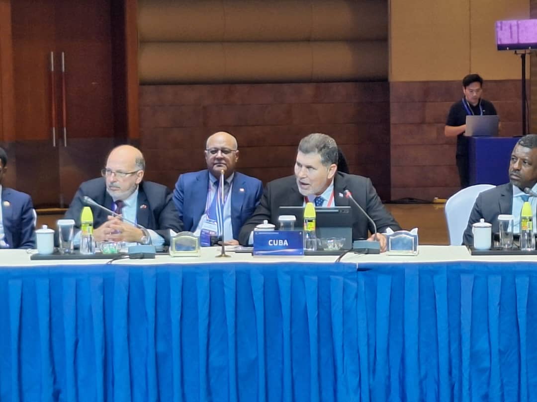 Interviene ministro <a href="/MINCEX_CUBA/">MINCEX🇨🇺</a> <a href="/polivaoscar/">Oscar Pérez-Oliva Fraga</a> en #ForoChinaCaribe en Hainan. Resalta solidas e historicas relaciones  de #Cuba 🇨🇺 con los hernanos del #Caribe y el gigante asiatico.  🇨🇳🇨🇺 <a href="/EmbacubaChina/">EmbaCuba China</a> <a href="/AlbertoBlancoS/">Alberto Blanco Silva</a> <a href="/EmbHuaXin/">Hua Xin 华昕</a> #TumbaElBoqueo