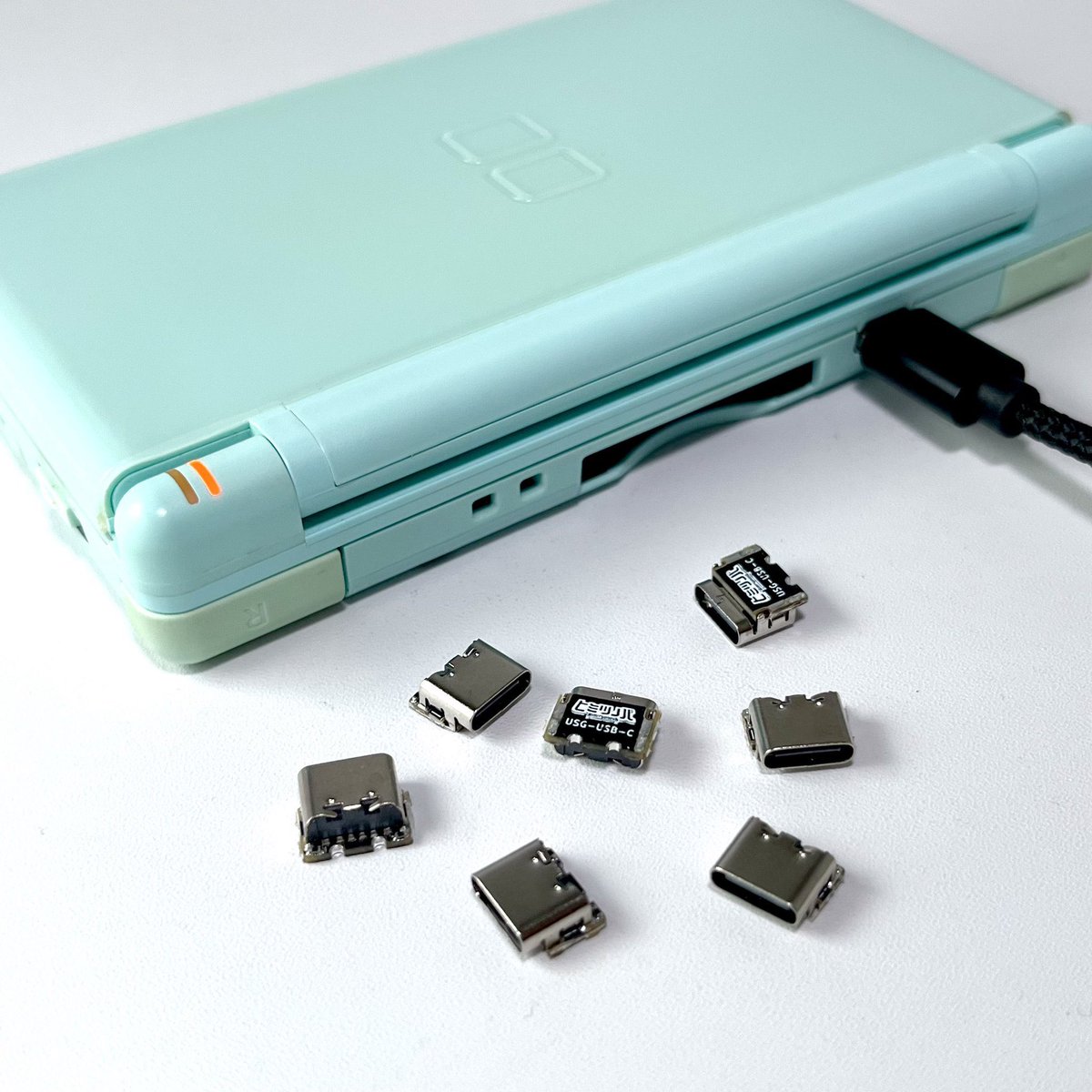 himitsunova's tweet photo. 全部TypeCになっちゃえ！

【DS Lite　USG-USBC（充電コネクタTypeC化基板）】
https://t.co/SiwoMM0VJK

【GBASP/NDS　AGS-USBC（充電コネクタTypeC化基板）※TypeC ⇒ 3.5mm変換ケーブル付き】
https://t.co/pRvNAYUTeI https://t.co/7e7q8ZJgsw