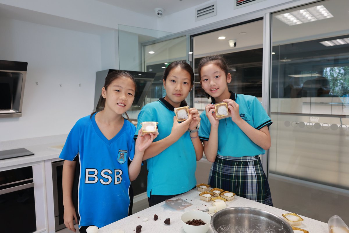 #MidAutumnFestival is a brilliant excuse to devour delicious #mooncakes! Our Year 6 students learnt how to make them (and enjoyed eating them!!) in our great on campus student kitchen! 

Cooking in the kitchen is one of the most popular afterschool clubs too!

#welovebsbsanlitun