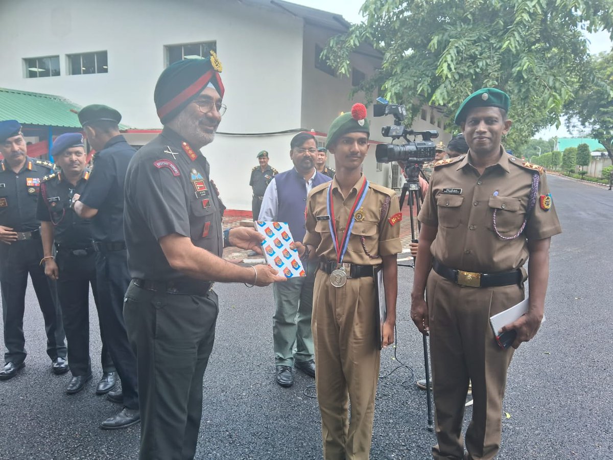 youtheshannan's tweet image. Congratulations to #AITSC Silver medalist CSM Hrithik Dinesh of #31KeralaBattalion on his outstanding achievement! 
A proud moment as he personally presents a self-made portrait to Lt Gen Gurbirpal Singh, PVSM, AVSM, VSM, DG NCC. 
A true reflection of his talent and dedication