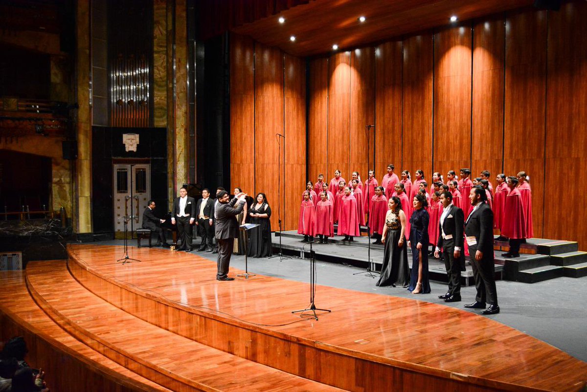 SACM_Oficial's tweet photo. 🎼 La obra “Campos de oro verde”, del compositor Manolo Marroquín, se estrenó este jueves en la Sala Principal del Palacio de Bellas Artes, como parte de las celebraciones por los 75 años de los Niños Cantores de Morelia, el 90 aniversario del Palacio de Bellas Artes y una década de creación del Estudio de la Ópera de Bellas Artes. 

El programa incluyó también creaciones de Cayetano Perea, Miguel Bernal Jiménez, Agustín Lara, Chucho Monge, Gonzalo Chapela, Georges Bizet y Giuseppe Verdi, entre varios autores más. 

📷 Fabián Cruz / Inbal