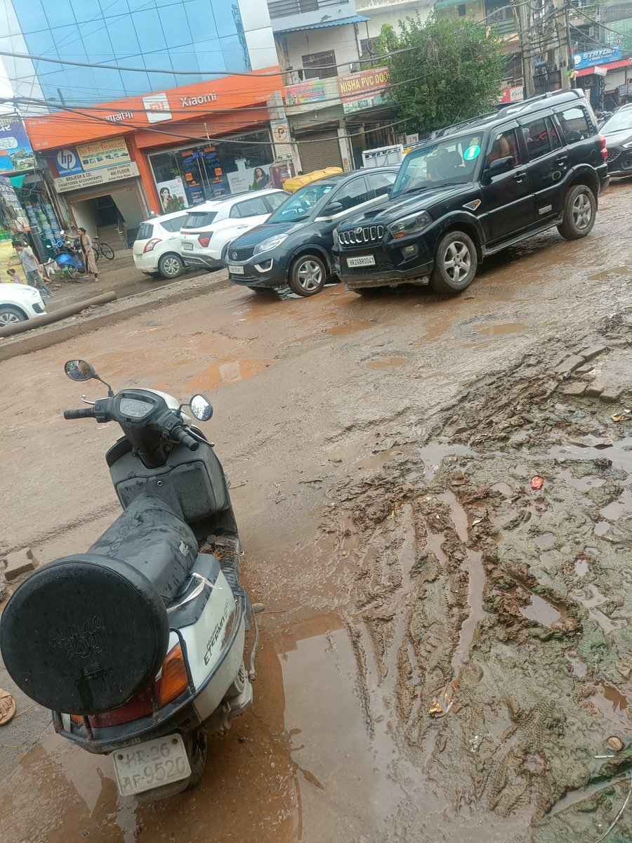 manojpaln7's tweet photo. ये है पालम विहार रोड अशोक विहार फेज 3 यहाँ 3 महीने पहले ये रोड तोड़ी थी सीवर लाइन के नाम पर आज तक बना नहीं पाए इतनी बार कम्प्लेन की अब तो GMDA ने बिना काम किये कम्प्लेन close कर दी ये है @MukeshSharmaGG @BJP4Haryana @cmohry @NayabSainiBJP @HaryanviTauu @MohitGroverINC https://t.co/9lWG9feg2O