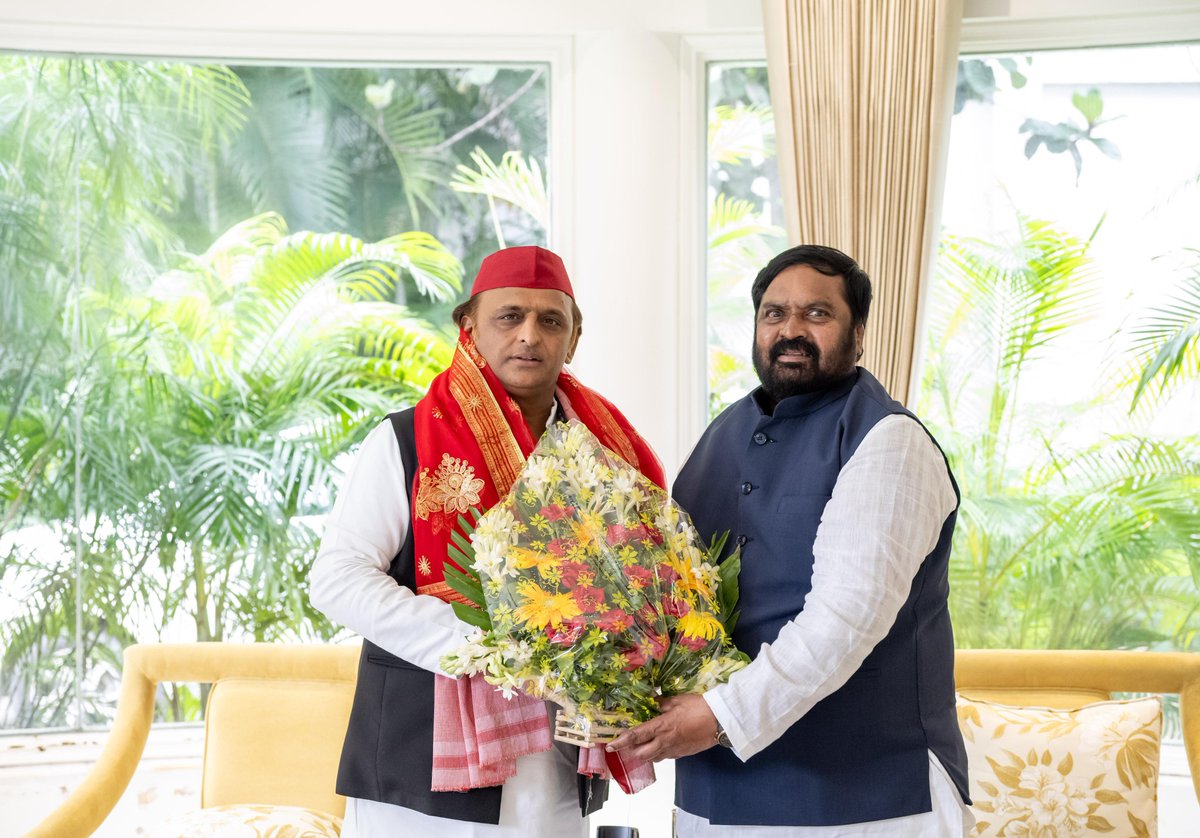 yadavakhilesh's tweet photo. एक मुलाक़ात https://t.co/Rw4EYVmUM2