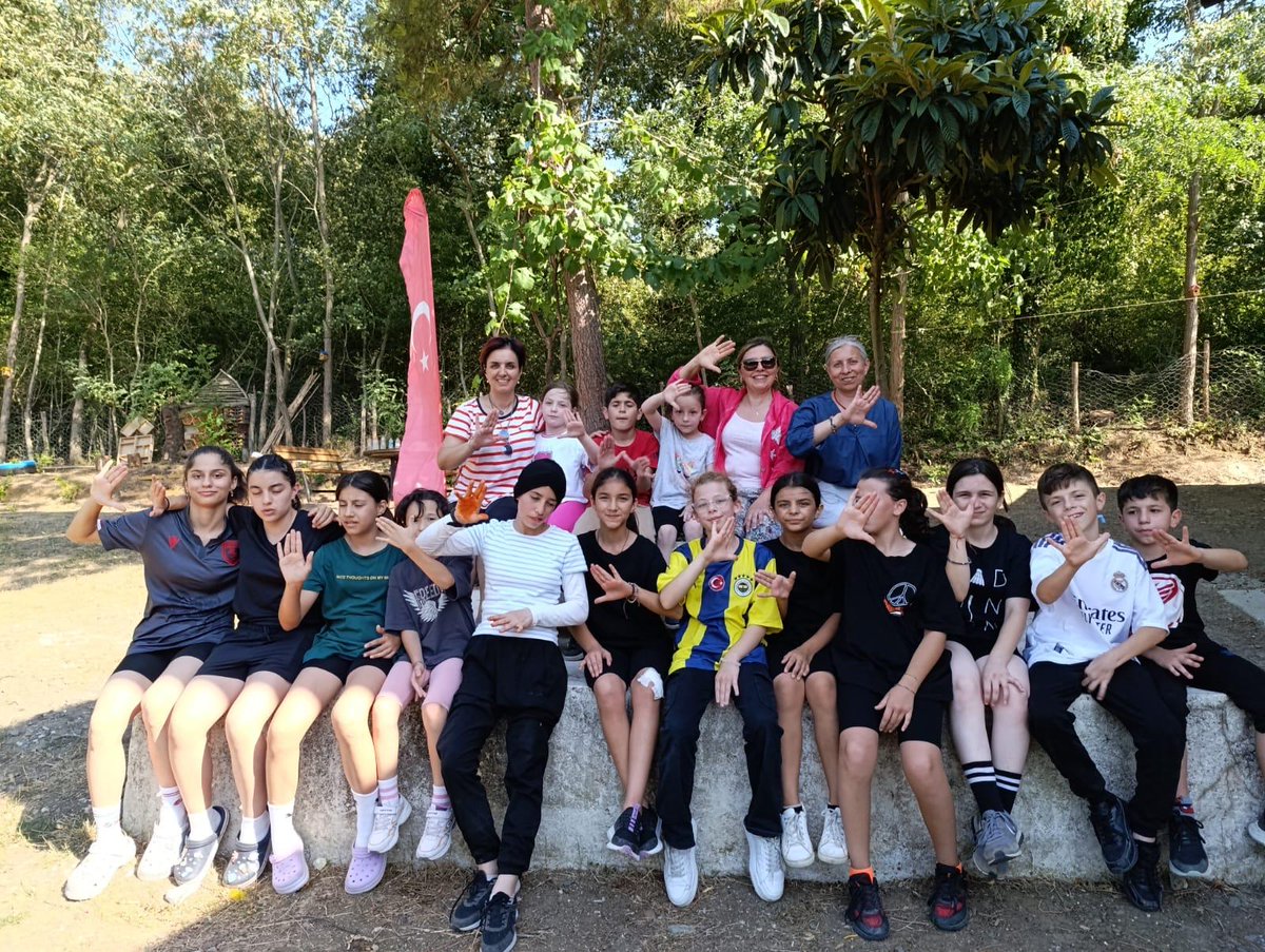ugurbocekleri's tweet image. Uğur Böceklerimiz, geçtiğimiz günlerde Bölge Liderimiz Aynur Dereli eşliğinde Sevgi Evleri’nde kalan ve Gençlik Spor Müdürlüğü Badminton takımında oynayan çocuklarımıza, “Amazon Orman Atölyesi” kapsamında “Kendi Hayatının Lideri Ol” etkinliğini gerçekleştirdiler. 🐞