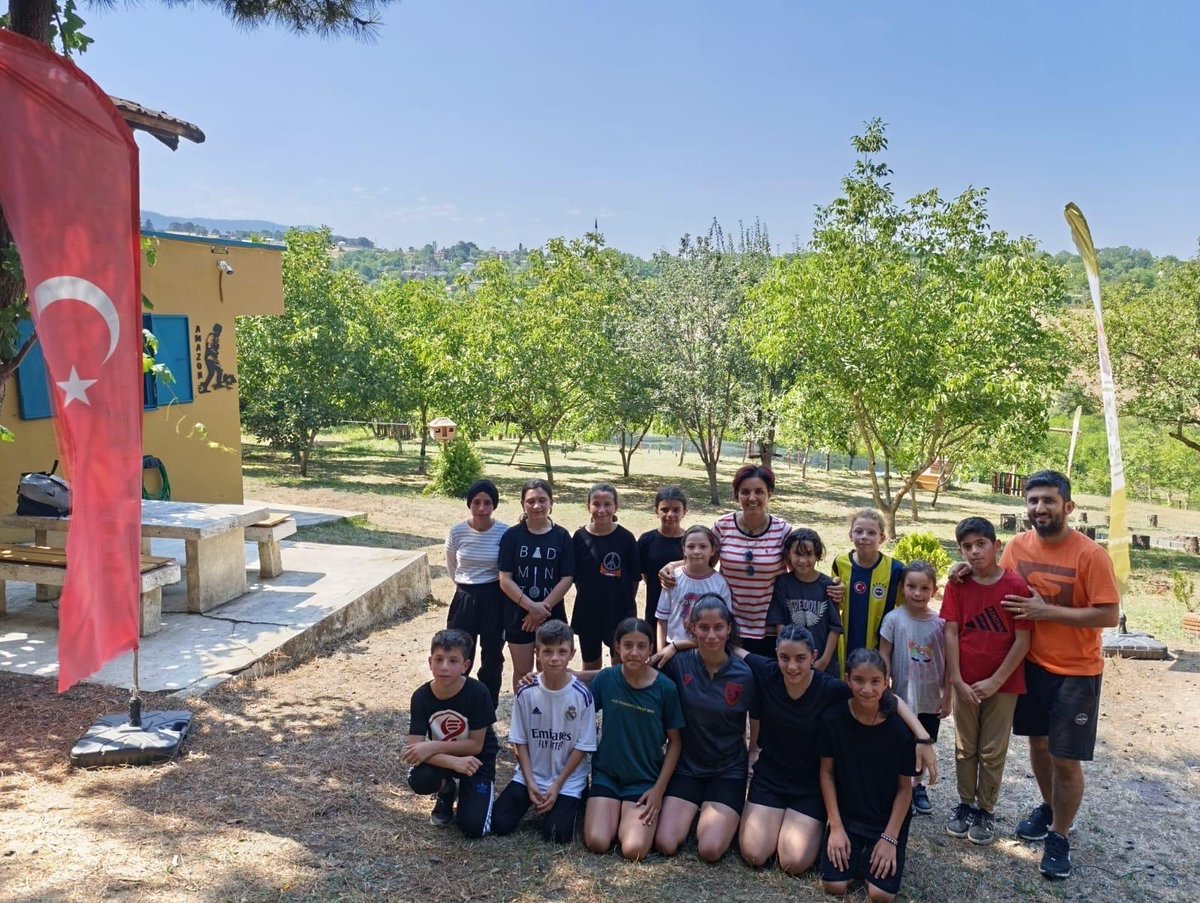 ugurbocekleri's tweet image. Uğur Böceklerimiz, geçtiğimiz günlerde Bölge Liderimiz Aynur Dereli eşliğinde Sevgi Evleri’nde kalan ve Gençlik Spor Müdürlüğü Badminton takımında oynayan çocuklarımıza, “Amazon Orman Atölyesi” kapsamında “Kendi Hayatının Lideri Ol” etkinliğini gerçekleştirdiler. 🐞