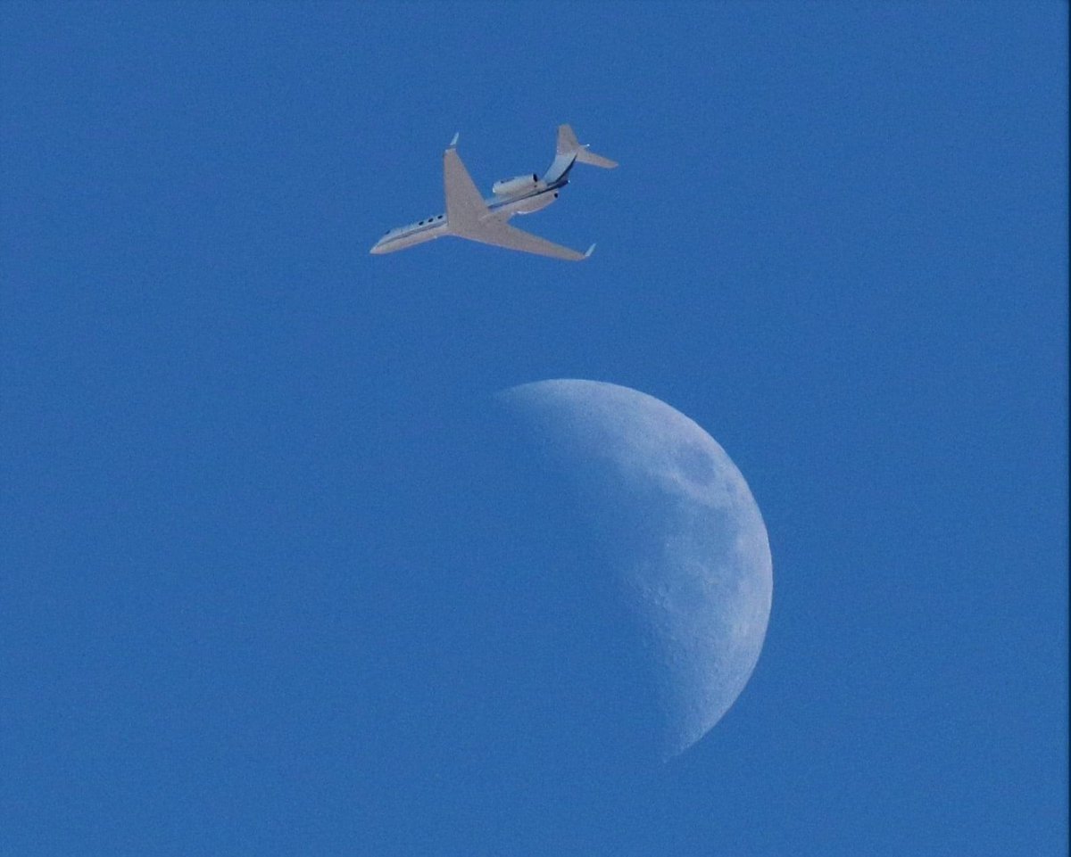 elguerolanchero's tweet image. #moon 🌙 #plane ✈️ #outspace More these from the archives…