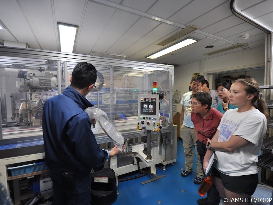 Chikyu_JAMSTEC's tweet photo. 9/12(木) #ちきゅう は #JFAST 掘削孔内へのセンサー設置に成功🙌
このあと、センサー設置のための接続ツールを船上へ揚管します。研究者は今後採取されるコア試料の分配について話し合ったり、ラボテクからコア半裁手法の説明を受けました。有志による研究成果の発表も行われました。
#IODP #JTRACK https://t.co/2mdf0uFPhA