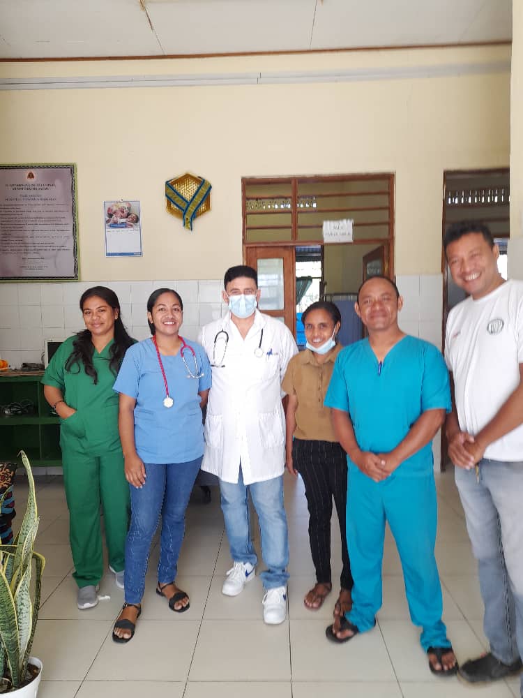 CubacooperaTl's tweet photo. El Dr. Luis Enrique, de la #BMCTL #Manatuto, Esp. en MGI, brindando salud con los médicos timorenses al pueblo de Manatuto, porque #CubaYTimorUnidosPorAmor #CubaCoopera #CubaSalva #CubaPorLaSalud https://t.co/HuECMvkzyB