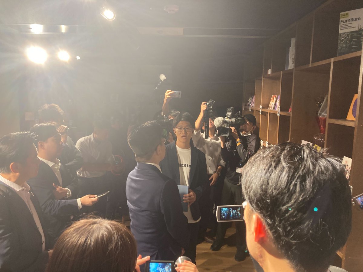 TakuWatanabe's tweet photo. 総裁選に出馬されている加藤元官房長官をはじめ様々な政治家、記者の方々にお集まりいただきクリエイターエコノミーにおける意見交換をさせていただきました。クリエイターと企業様の懇親会もあったのでそこにもジョイン。クリエイター支援は政策として該当するため政府とも一致団結で頑張りたい！ https://t.co/SWXVAeCtBK