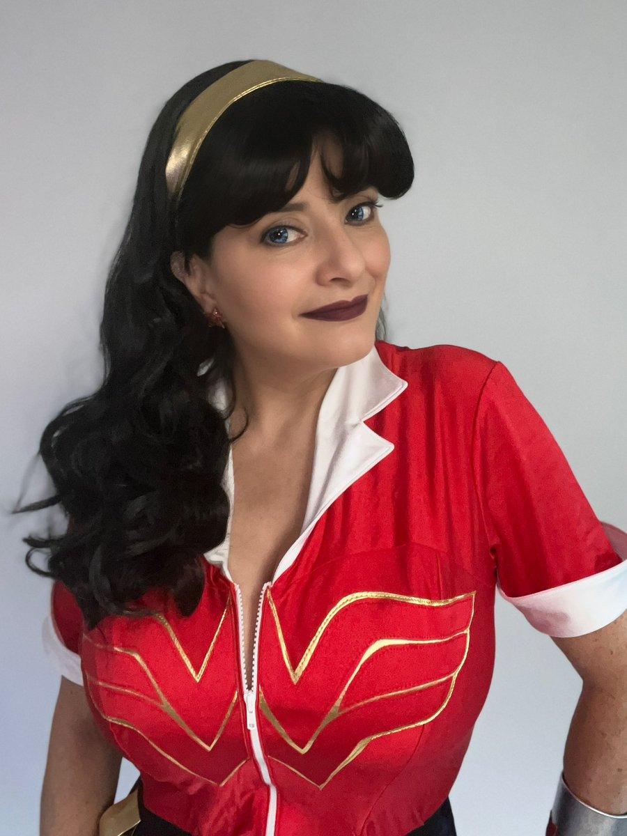 a2miwonderwoman's tweet image. It’s #femmefatalefriday once again! #BombshellWonderWoman might be the leader and older-sister figure to the other #DCBombshells, but make no mistake: she can fight like an #Amazon!

#wonderwoman #cosplay #dccomics #wonderwomancosplay #dccomics #dccosplay #dccomicscosplay
