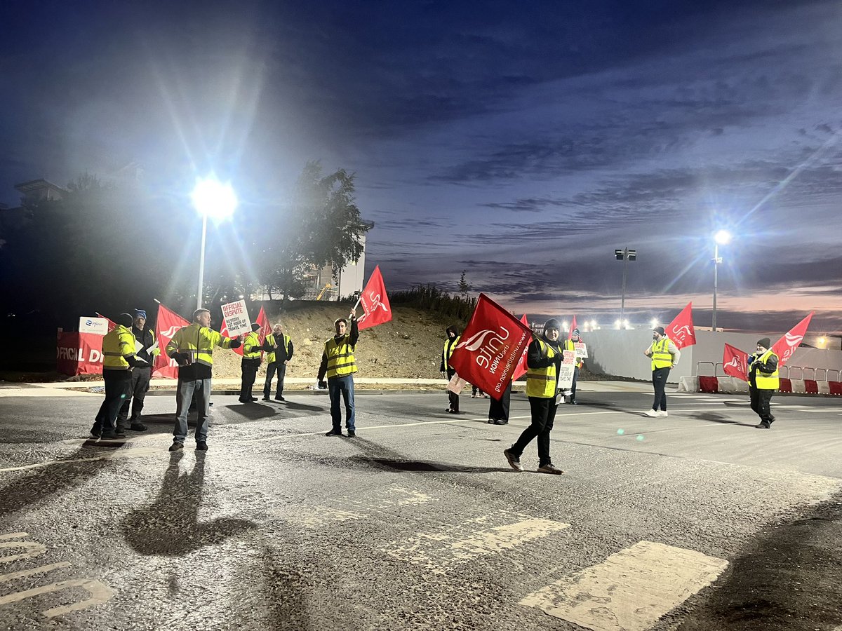 Susan Fitzgerald (@1977susan) on Twitter photo Early morning pickets. Hard won conditions eroded - workers fighting back! Pfizer, Clondalkin <a href="/UniteunionROI/">UNITE union Ireland</a> Early morning pickets. Hard won conditions eroded - workers fighting back! Pfizer, Clondalkin <a href="/UniteunionROI/">UNITE union Ireland</a>