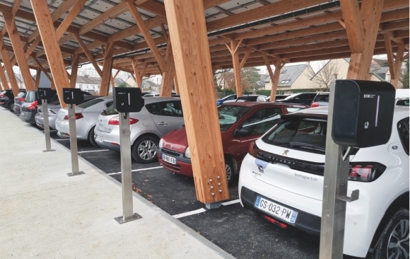 A Angers, personnel et visiteurs de l'<a href="/ademe/">ADEME</a> vont pouvoir rouler au solaire l'an prochain 🫶 Des ombrières photovoltaïques équipées de bornes de recharge de VE vont être installées sur le parking du siège de l'agence 👍
tecsol.blogs.com/mon_weblog/202…