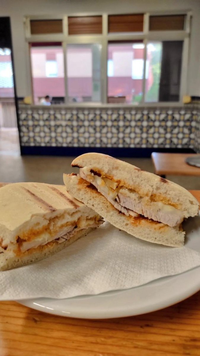 BarCafeCentro's tweet photo. Llegamos al fin de la semana laboral, para algunos, y no hay nada mejor que meterse un bocadillo de los de toda la vida, LOMO EN MANTECA, pero con el toque maestro del queso manchego gratinado https://t.co/VJb1U2LoJR