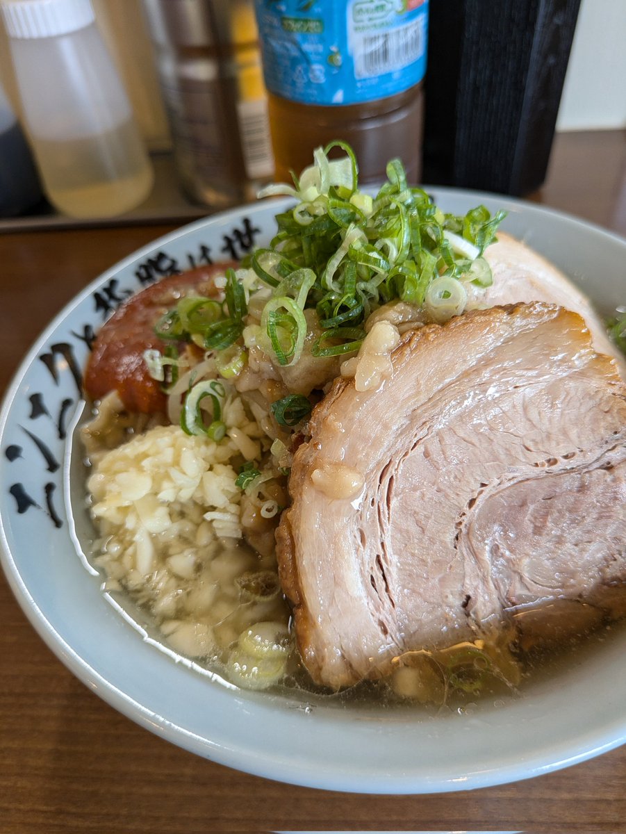 QzLYn3vWlafWOlw's tweet photo. #nフード　缶バッジ到着報告に美味すぎの塩らーめん食べて来ました🍜
鬼の宴も合いますね👹
安定の美味しさご馳走様でした🍜👹
#平田の哲二郎
#ゆめのさん是非食べて
#nf795
#nack5 
#nfield https://t.co/HTpFQM9glX