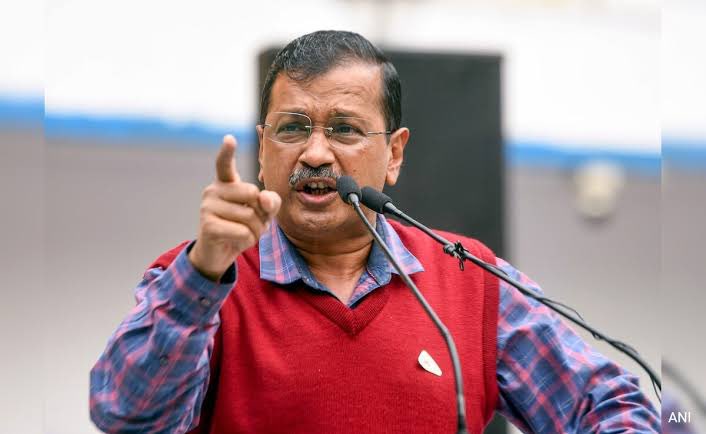 JaikyYadav16's tweet photo. क्या आपने एक चीज़ नोटिस की? 

आज अरविंद केजरीवाल जी को सुप्रीम कोर्ट ने ज़मानत दे दी है। अब आपको पता होगा कि 

हरियाणा में विधानसभा चुनाव हो रहे हैं, हरियाणा में AAP और कांग्रेस का गठबंधन नहीं हो पाया था तो 

AAP ने अपने प्रत्याशी पूरी 90 सीटों पर उतारे हैं, ऐसे में यदि अरविंद केजरीवाल 

हरियाणा में उतरकर प्रचार करेंगे तो ज़्यादा नहीं कुछ तो कांग्रेस को नुकसान होगा ही।

राजनीति में कुछ भी अप्रत्याशित नहीं होता है, सब कुछ कैलकुलेटेड होता है।