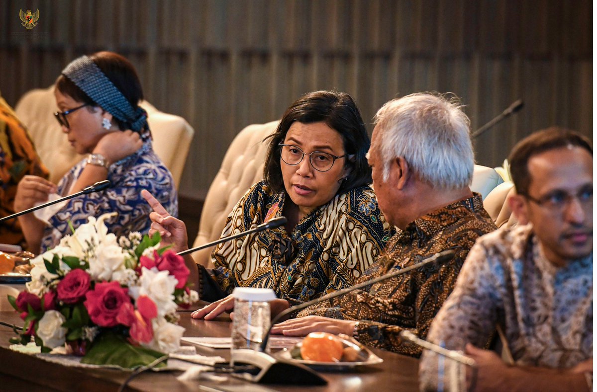 setkabgoid's tweet photo. Presiden @jokowi memimpin Sidang Kabinet Paripurna di Istana Garuda IKN, Kaltim, Jumat (13/09/2024). Sidang kabinet ke-2 yg diselenggarakan di IKN ini juga merupakan sidang kabinet paripurna terakhir dari Kabinet Indonesia Maju.
#PotretKabinet
Foto Humas Setkab (HIM) https://t.co/gwT2tcDHBY