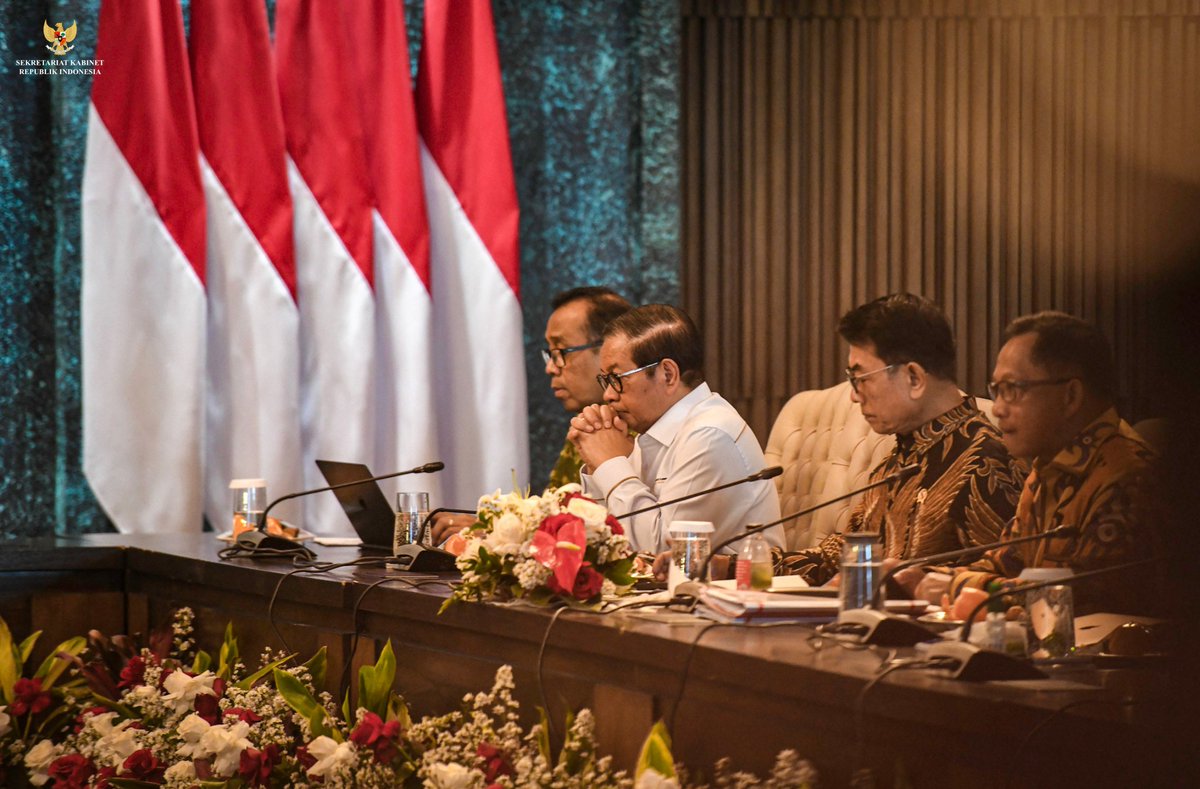 setkabgoid's tweet photo. Presiden @jokowi memimpin Sidang Kabinet Paripurna di Istana Garuda IKN, Kaltim, Jumat (13/09/2024). Sidang kabinet ke-2 yg diselenggarakan di IKN ini juga merupakan sidang kabinet paripurna terakhir dari Kabinet Indonesia Maju.
#PotretKabinet
Foto Humas Setkab (HIM) https://t.co/gwT2tcDHBY