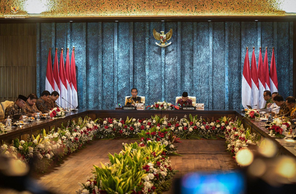 setkabgoid's tweet photo. Presiden @jokowi memimpin Sidang Kabinet Paripurna di Istana Garuda IKN, Kaltim, Jumat (13/09/2024). Sidang kabinet ke-2 yg diselenggarakan di IKN ini juga merupakan sidang kabinet paripurna terakhir dari Kabinet Indonesia Maju.
#PotretKabinet
Foto Humas Setkab (HIM) https://t.co/gwT2tcDHBY