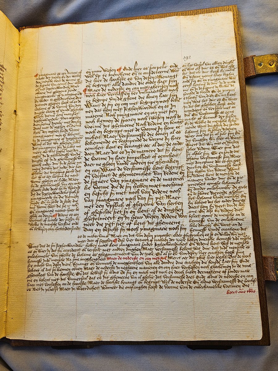 hwrts's tweet image. Scribe in 1470 writes &apos;turn over&apos; and &apos;turn over the page&apos;. Planning the lay-out is difficult! This is probably the first neat (presentation/promotion?) copy  of a Middle Dutch translation of #Boethius De consolatione philosophiae, by Bruges goldsmith Jacob Vilt. @UniUtrechtLib