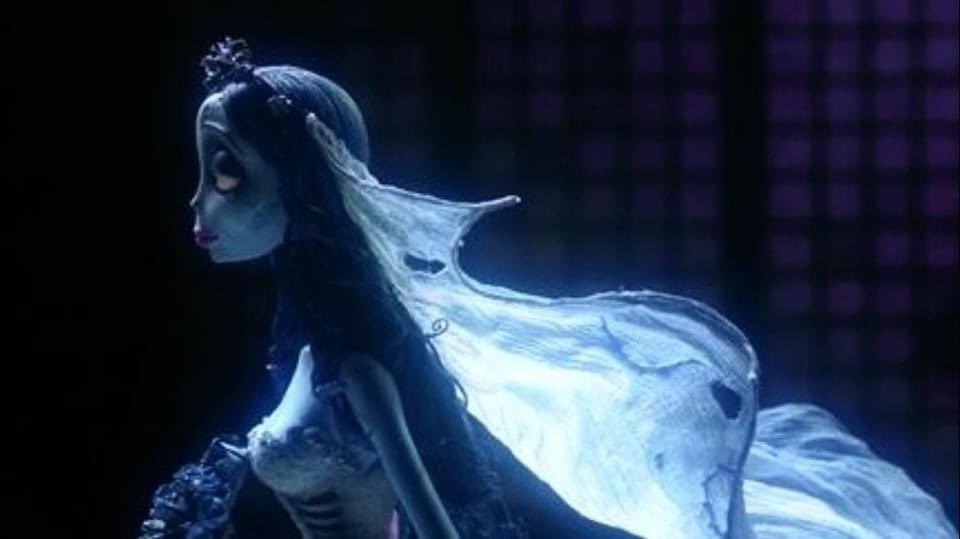 CHAVVISS's tweet photo. "Un día nos daremos cuenta que algunas personas están destinadas a vivir en nuestros corazones y no estar en nuestras vidas." 🦋🖤
—🎬: El cadáver del a novia (2005) https://t.co/qIEa7G1mJD