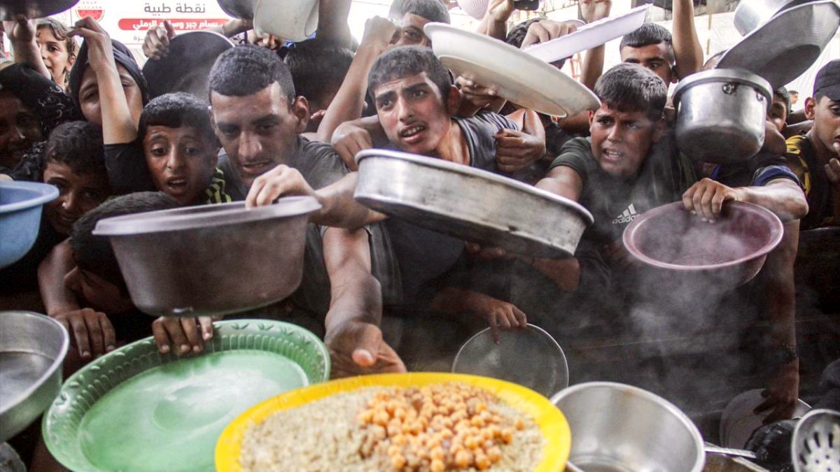 Seni açlığa mahkum eden insalığın utanacak yüzü kalmadı.
Derin bir hayal kırıklığı, yakıcı bir çaresizlik, sarsıcı bir utanç içindeyiz.
Dua bile edemiyoruz…

Gazze insanlığın küçük kıyameti oldu.  Mazlumlar, zalime hesap sorulsun diye mahşeri bekliyor artık…

#gaza #gazze