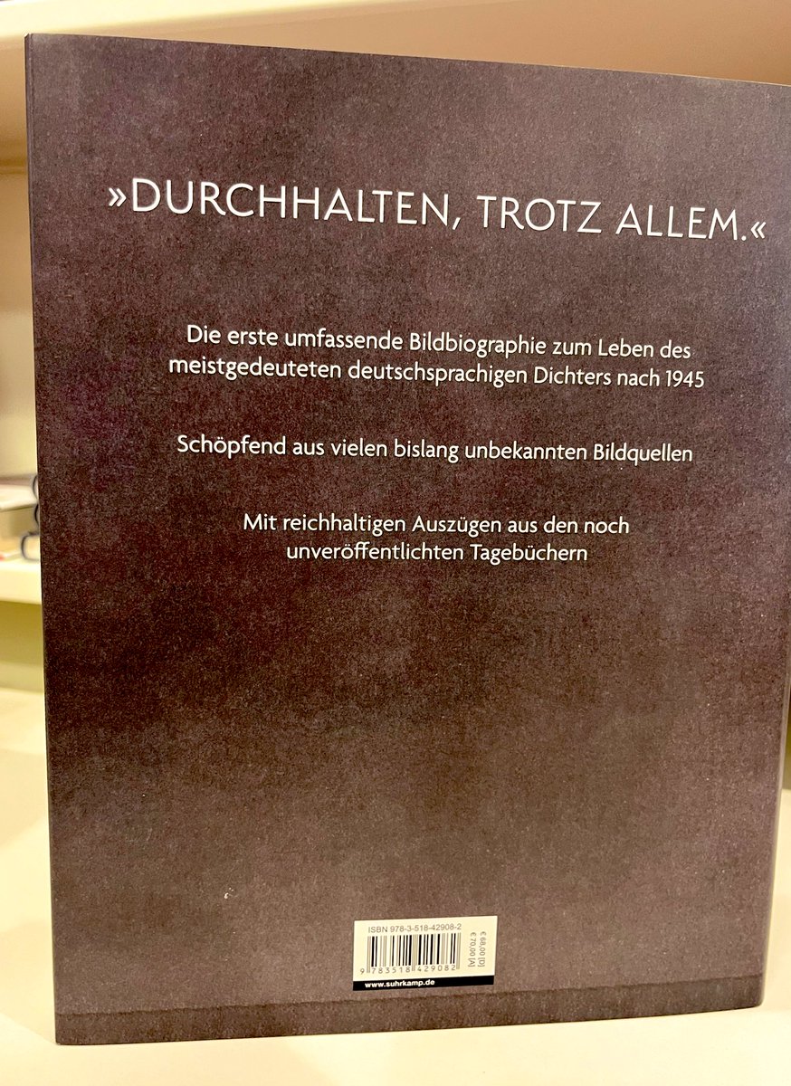 La superbe biographie illustrée de Paul Celan par Bertrand Badiou.

Vient de paraître chez C. H. Beck.