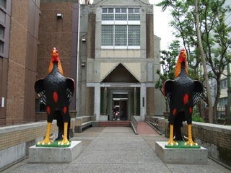 3m越えの巨大鶏🐔のモニュメントをタイから買い付け運んだ皇族の誕生