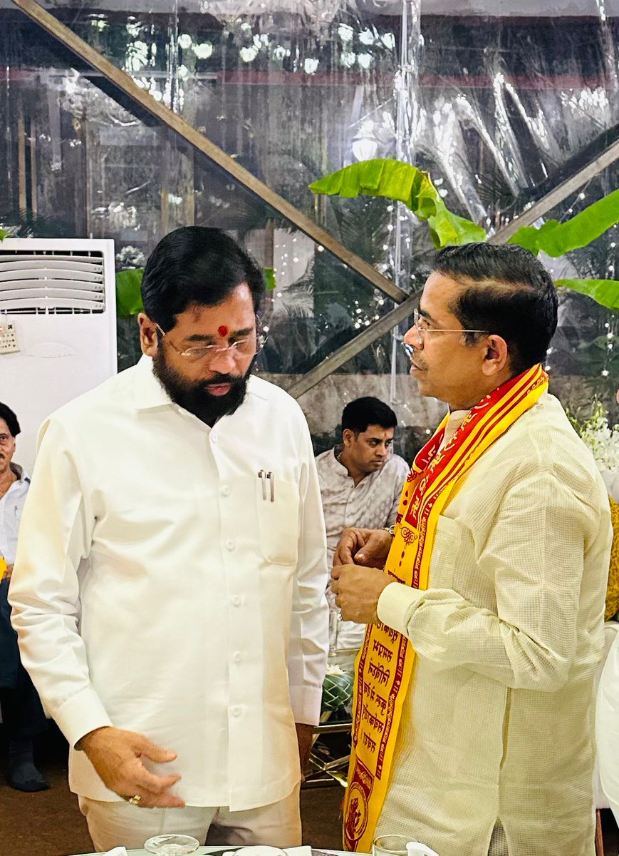 मुख्यमंत्री मा श्री एकनाथरावजी शिंदे यांच्या वर्षा या शासकीय निवासस्थानी गणरायाचे भक्तिभावे दर्शन घेतले. यावेळी मा मुख्यमंत्री महोदयांशी व विधिमंडळातील उपस्थित सदस्यांशी मनमोकळ्या गप्पाही झाल्या. <a href="/mieknathshinde/">Eknath Shinde - एकनाथ शिंदे</a>